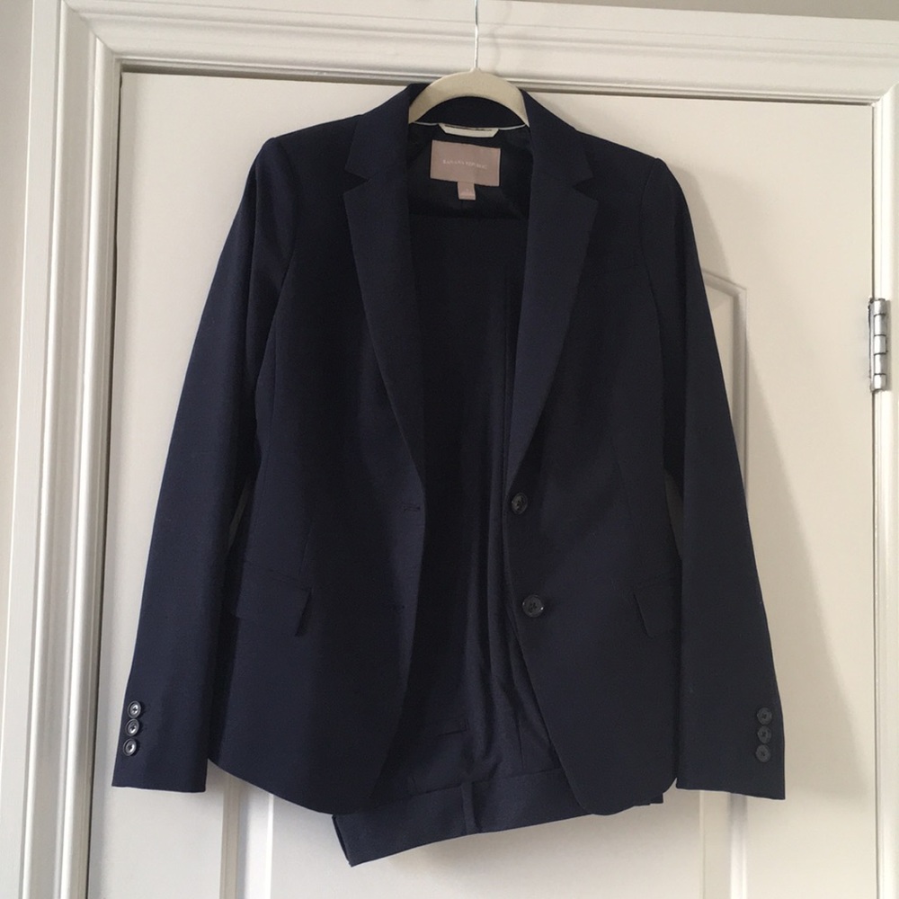 Banana republic size 4 navy suit in stretch wool
